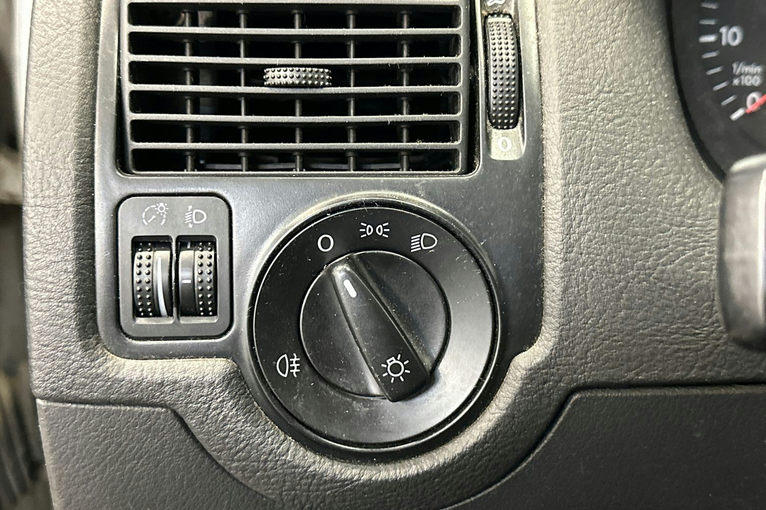 harmaa Volkswagen Golf 2003 kuva 14.