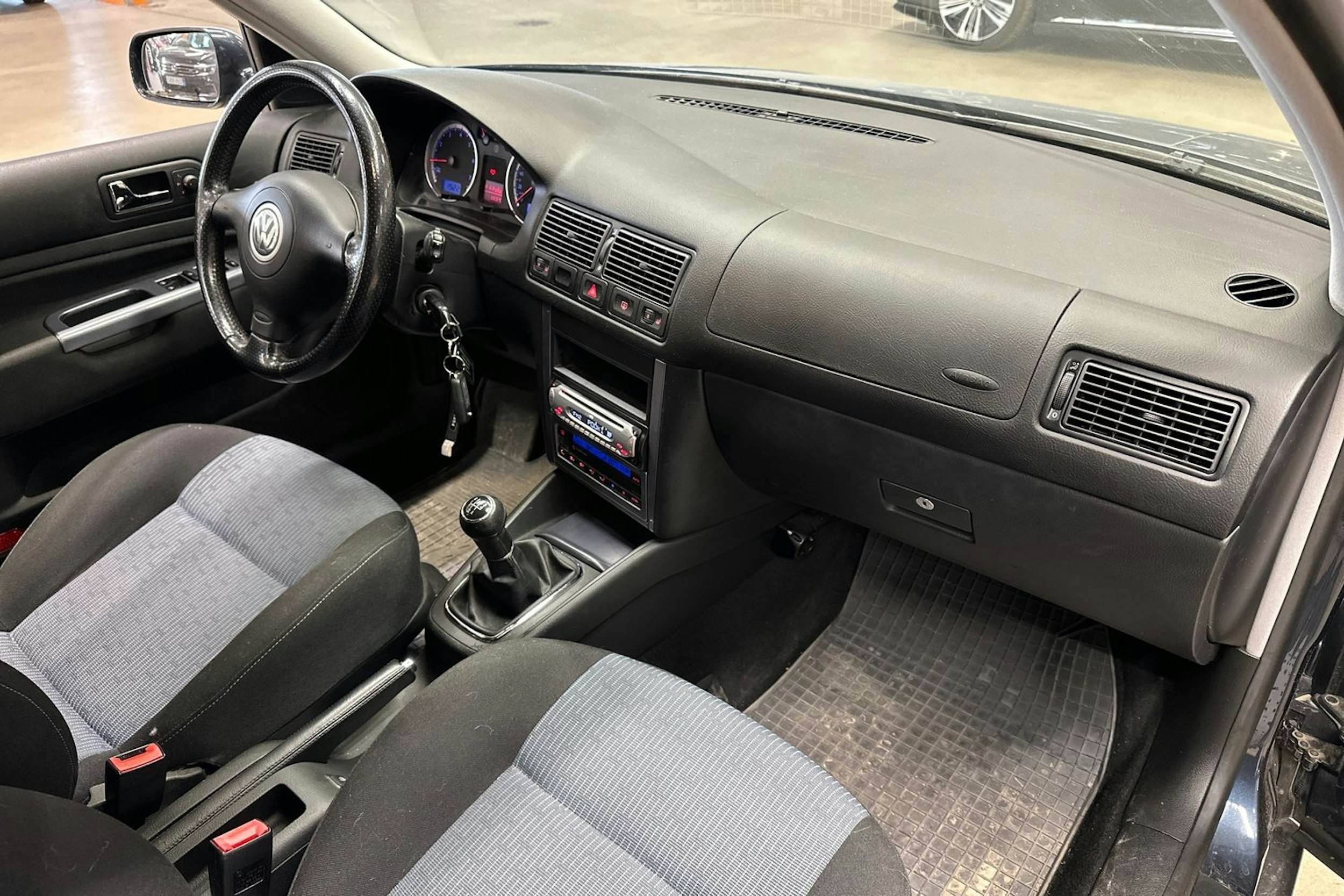sininen Volkswagen Golf 2005 kuva 14.