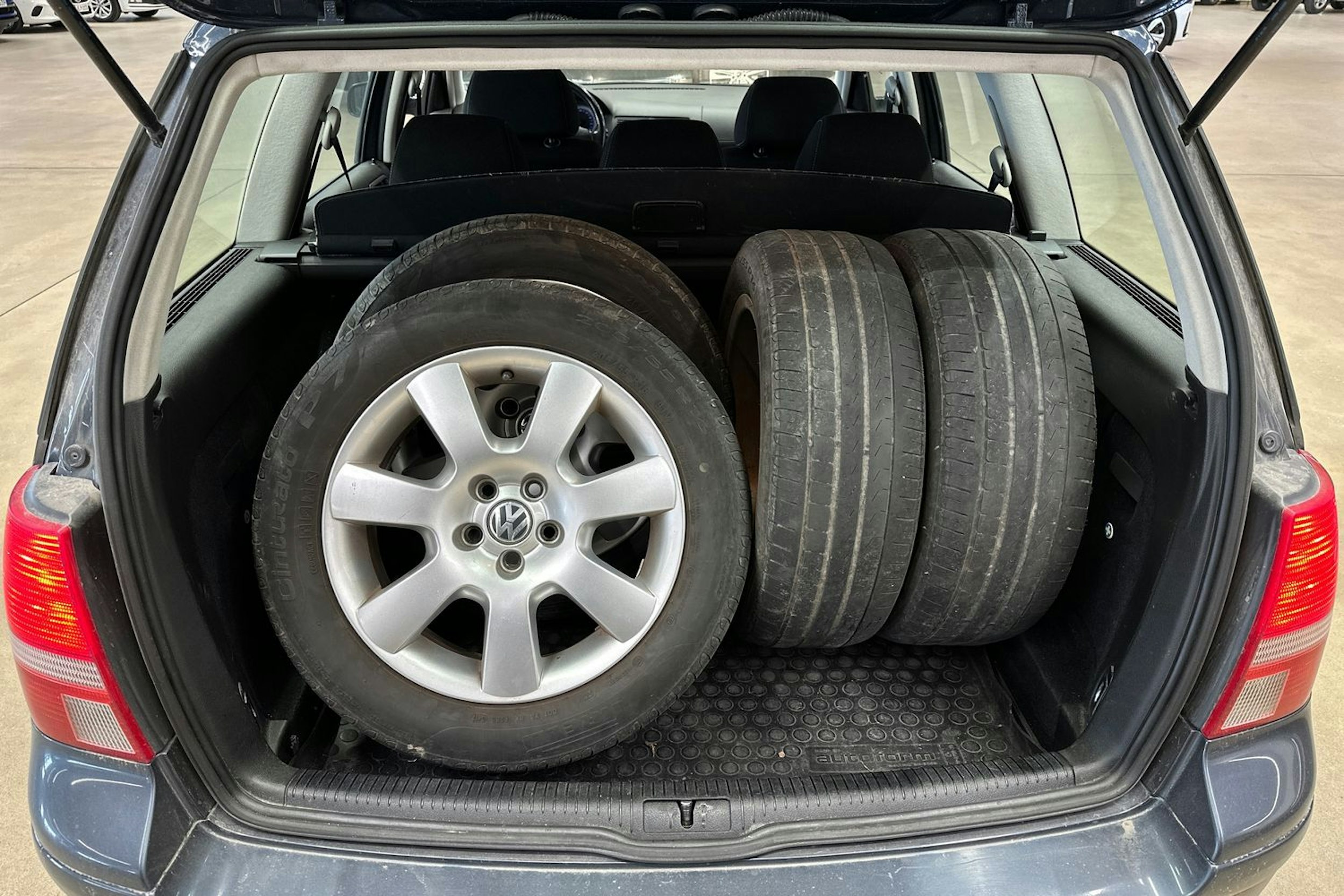 sininen Volkswagen Golf 2005 kuva 22.