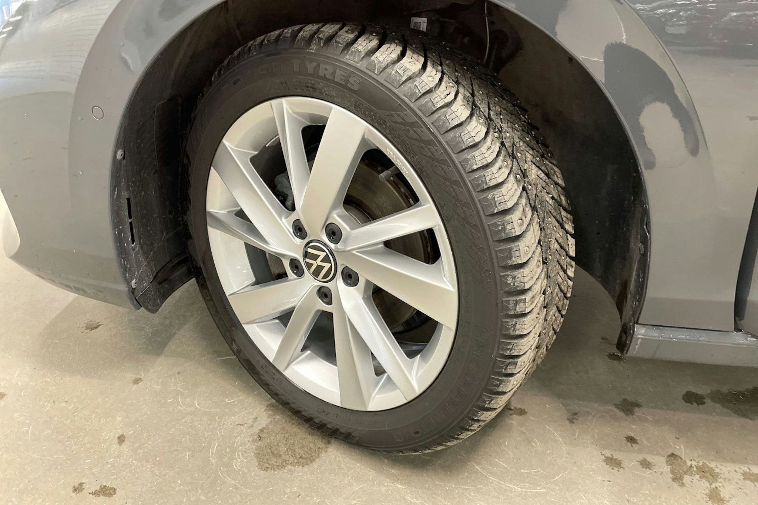 harmaa Volkswagen Golf 2025 kuva 13.