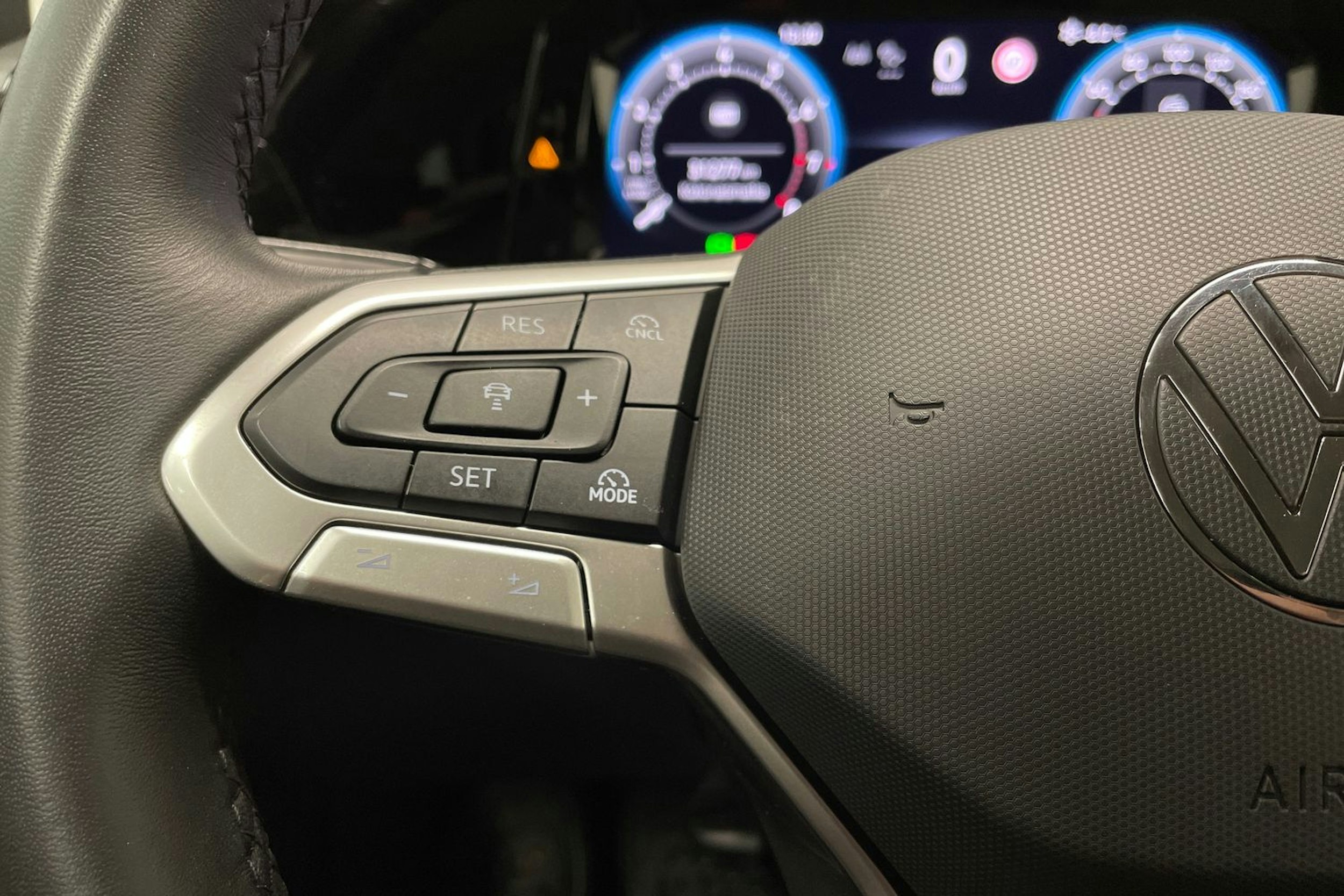 harmaa Volkswagen Golf 2025 kuva 24.