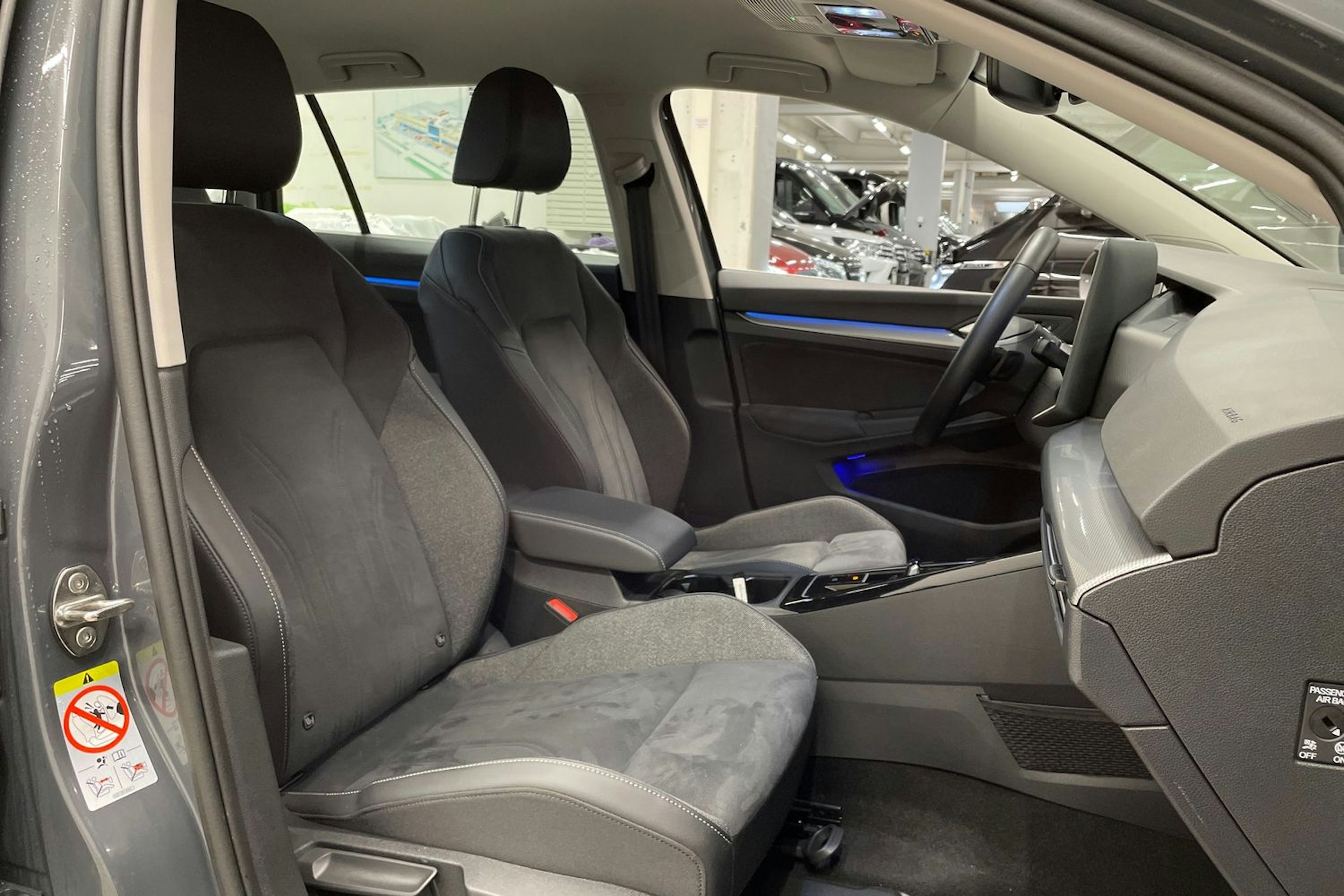 harmaa Volkswagen Golf 2025 kuva 29.