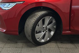 punainen Volkswagen Golf 2025 kuva 10.