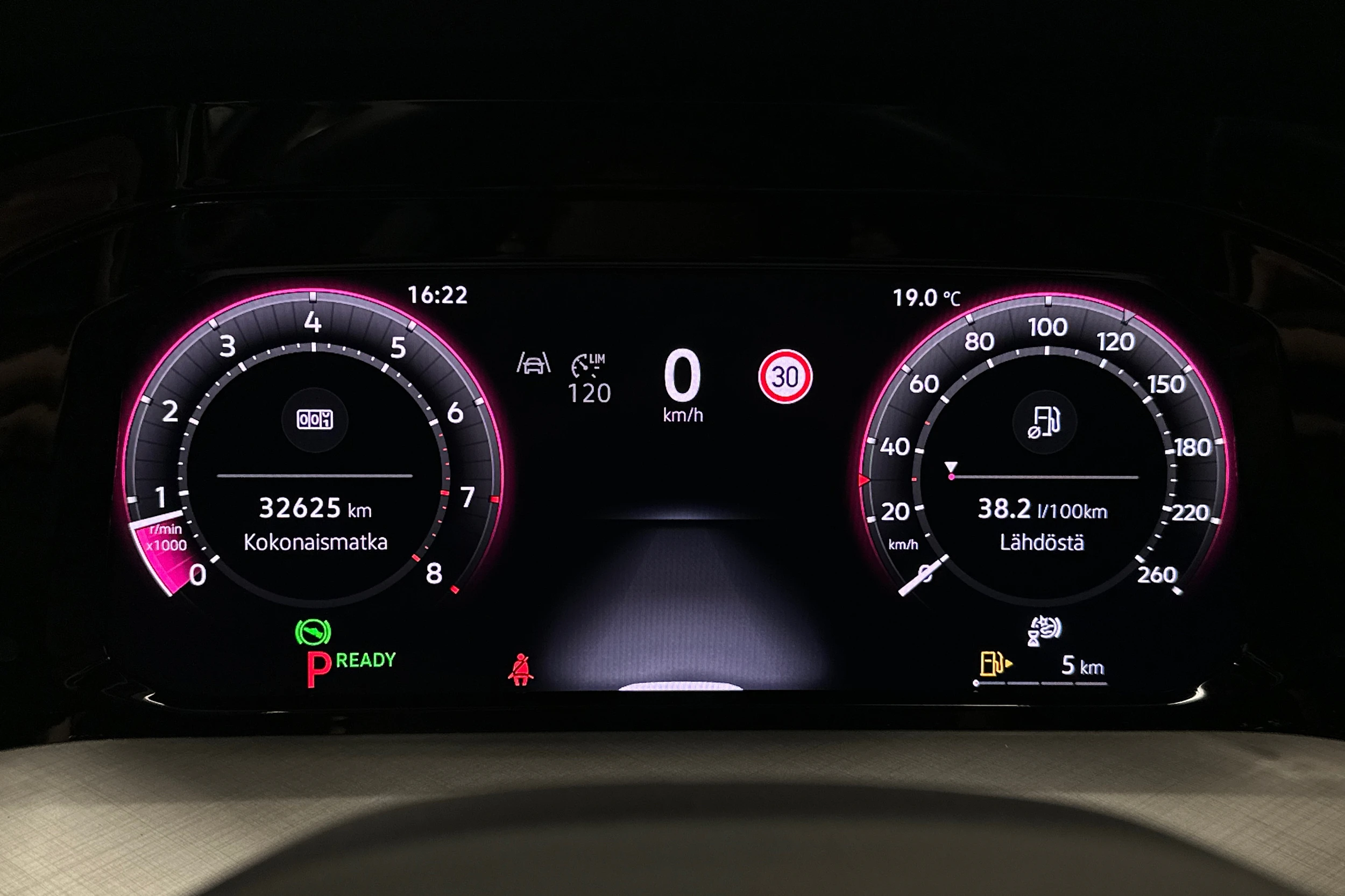 punainen Volkswagen Golf 2025 kuva 13.