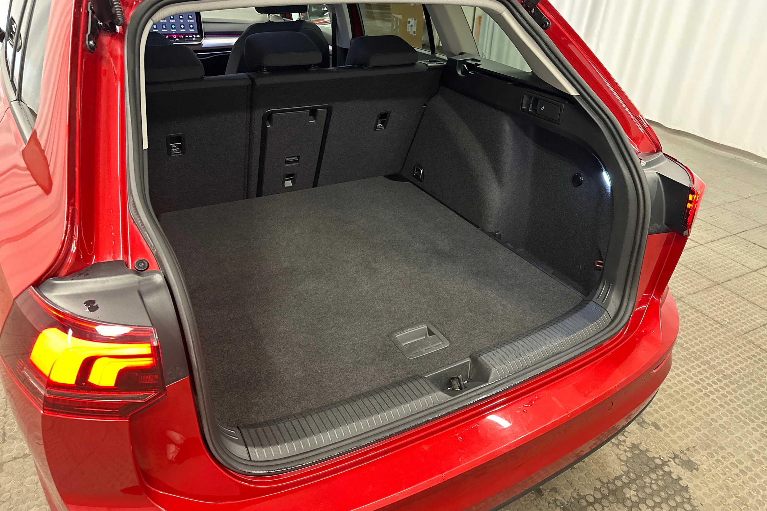 punainen Volkswagen Golf 2025 kuva 31.