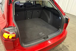 punainen Volkswagen Golf 2025 kuva 31.