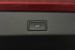 punainen Volkswagen Golf 2025 kuva 32.