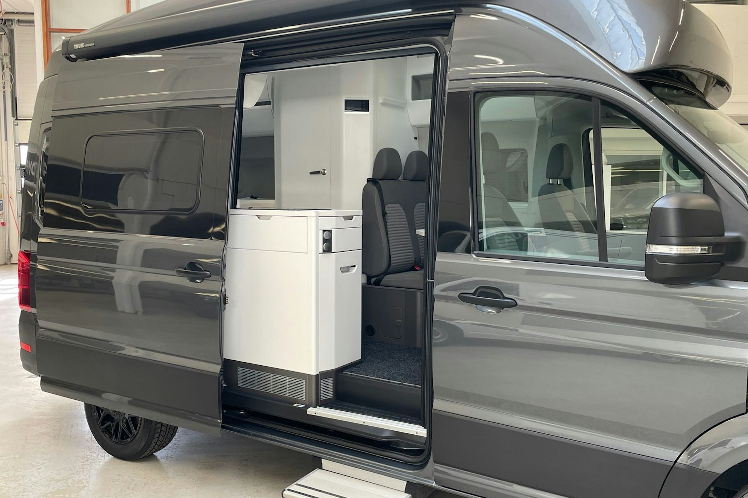 harmaa Volkswagen Grand California 2023 kuva 13.