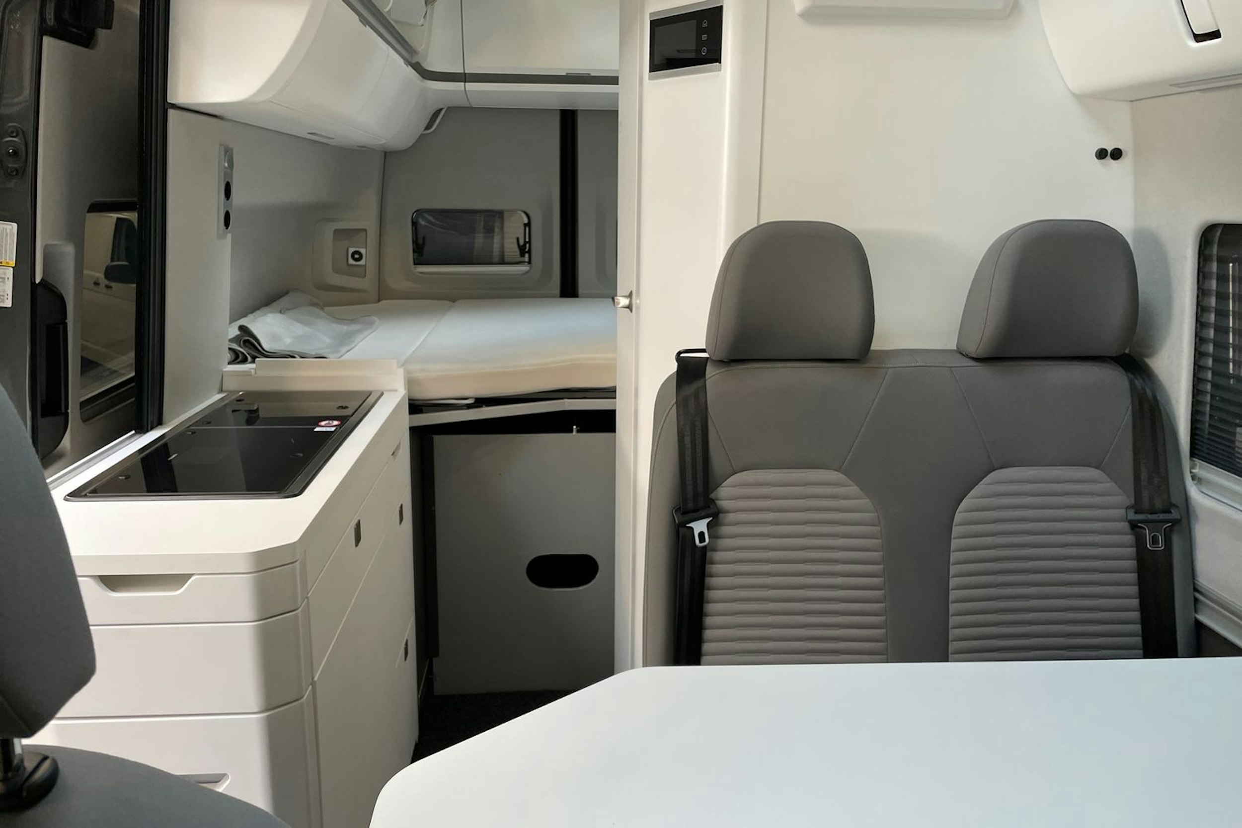 harmaa Volkswagen Grand California 2023 kuva 14.