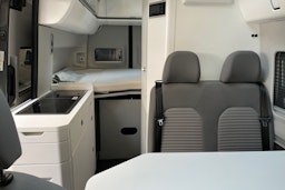 harmaa Volkswagen Grand California 2023 kuva 14.