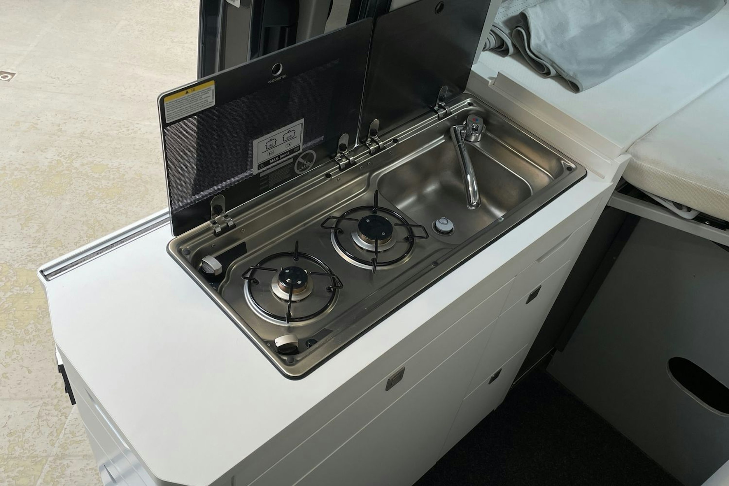 harmaa Volkswagen Grand California 2023 kuva 15.