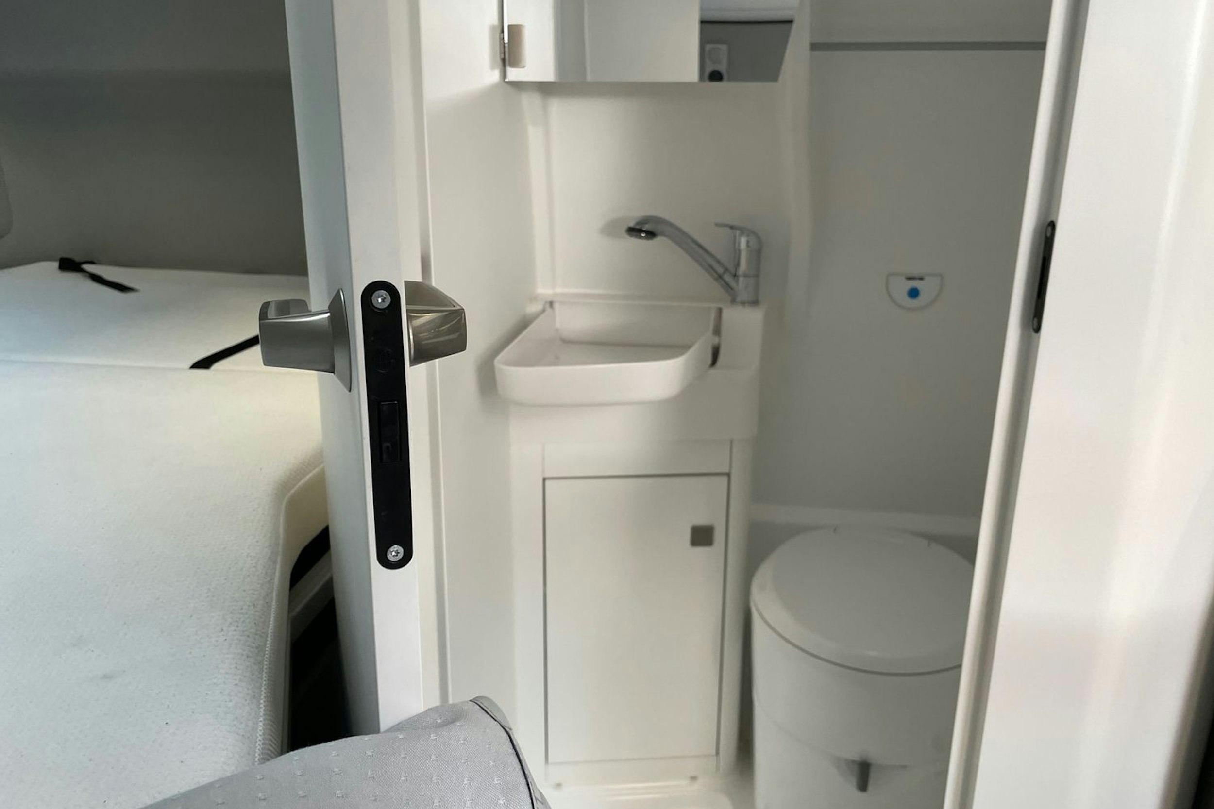 harmaa Volkswagen Grand California 2023 kuva 17.