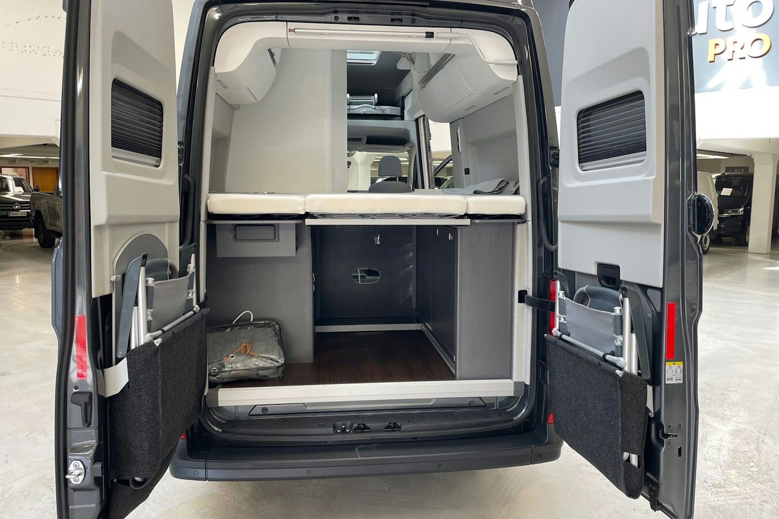 harmaa Volkswagen Grand California 2023 kuva 18.