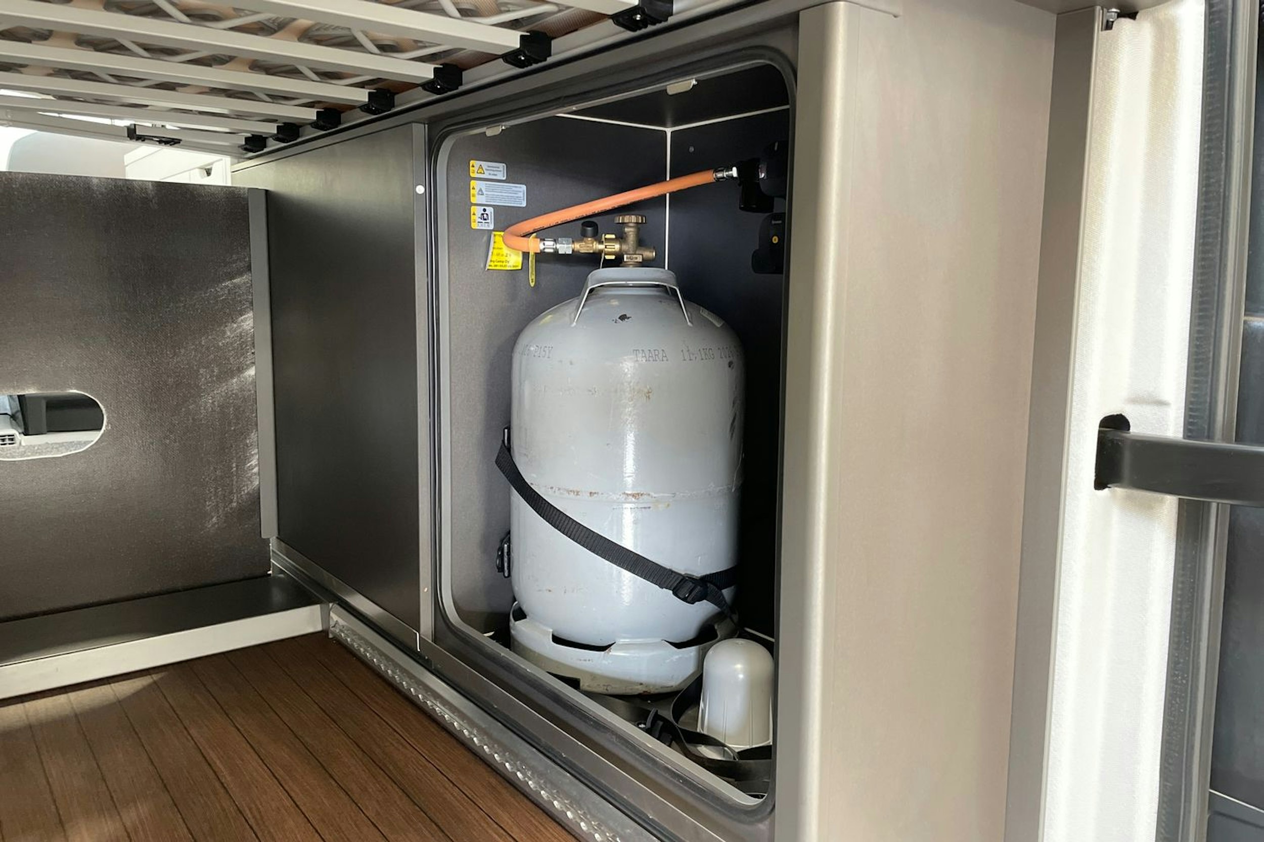 harmaa Volkswagen Grand California 2023 kuva 19.