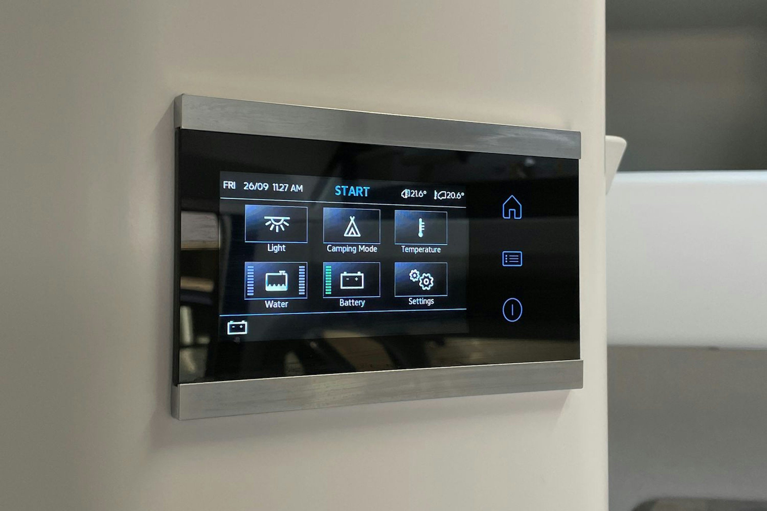 harmaa Volkswagen Grand California 2023 kuva 20.