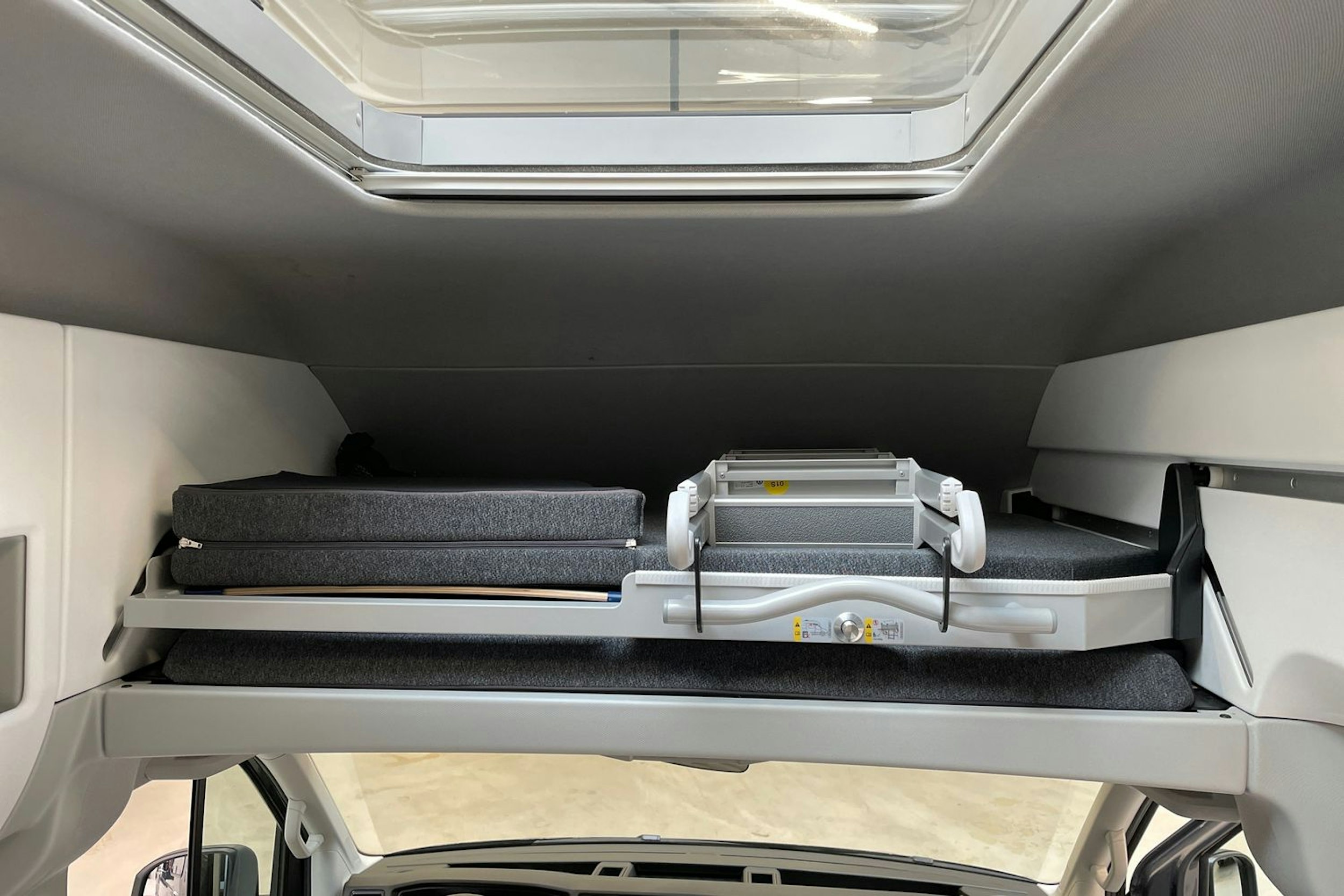 harmaa Volkswagen Grand California 2023 kuva 21.