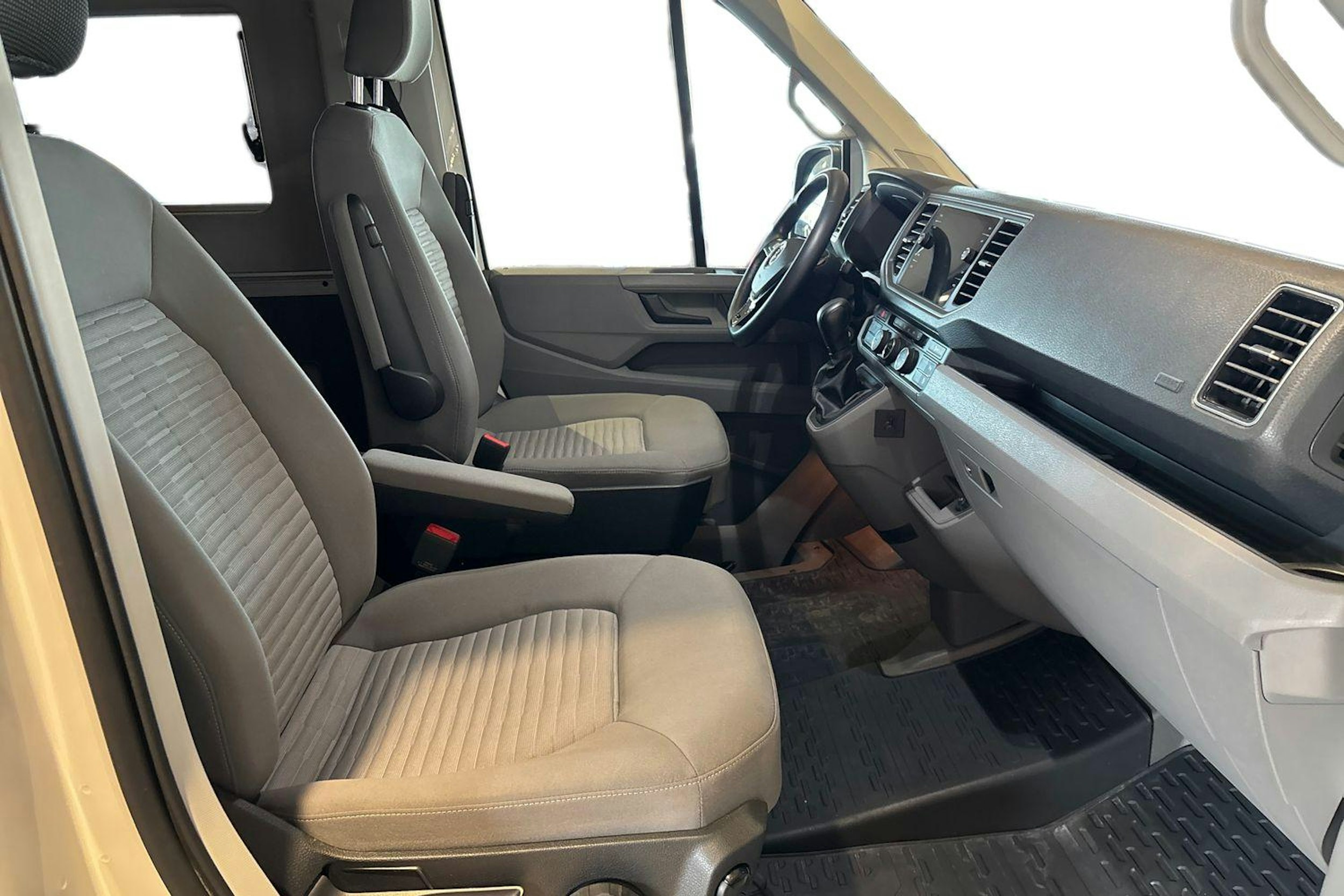 Harmaa Volkswagen Grand California 2023 kuva 8.