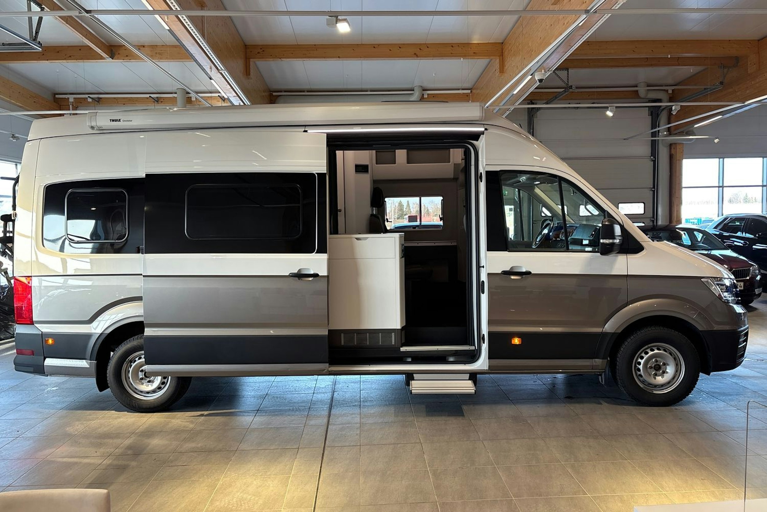 Harmaa Volkswagen Grand California 2023 kuva 11.