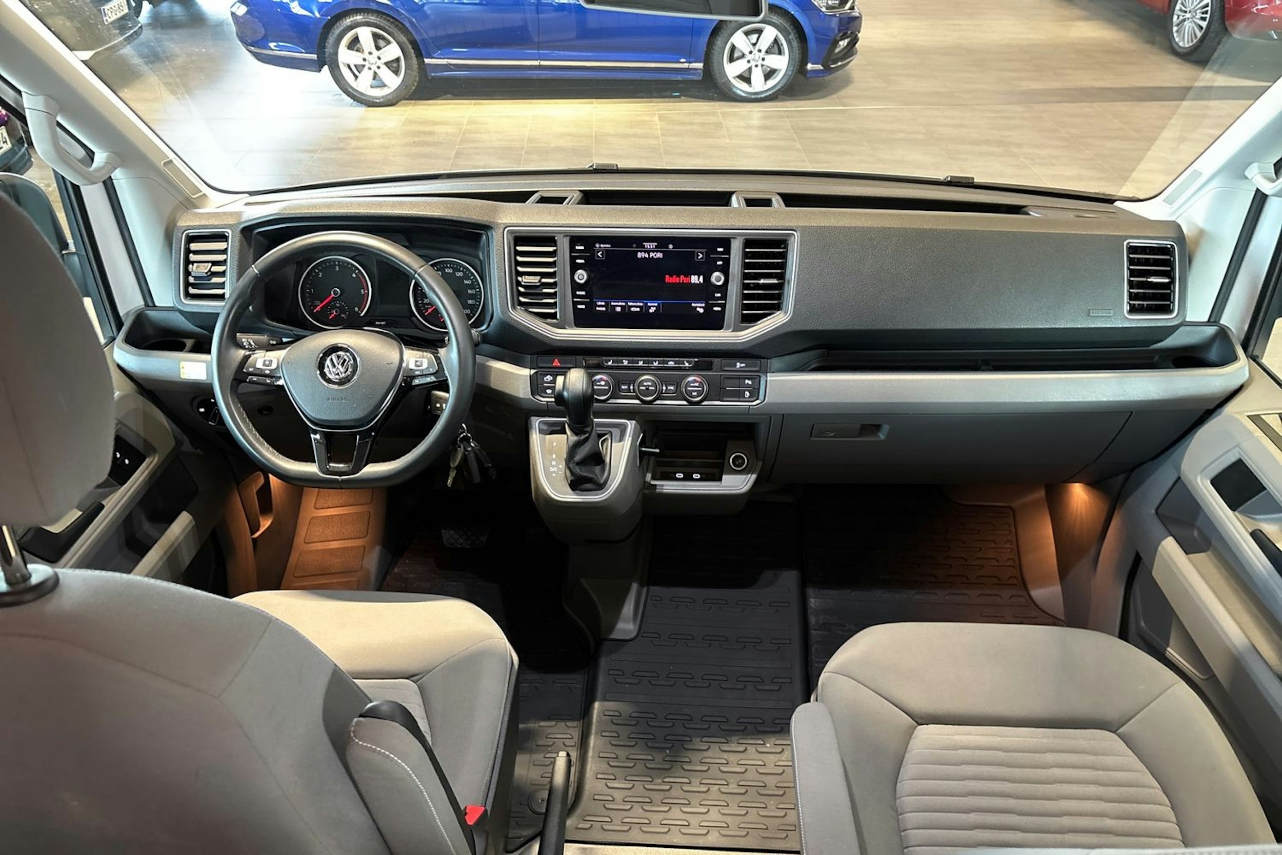 Harmaa Volkswagen Grand California 2023 kuva 12.