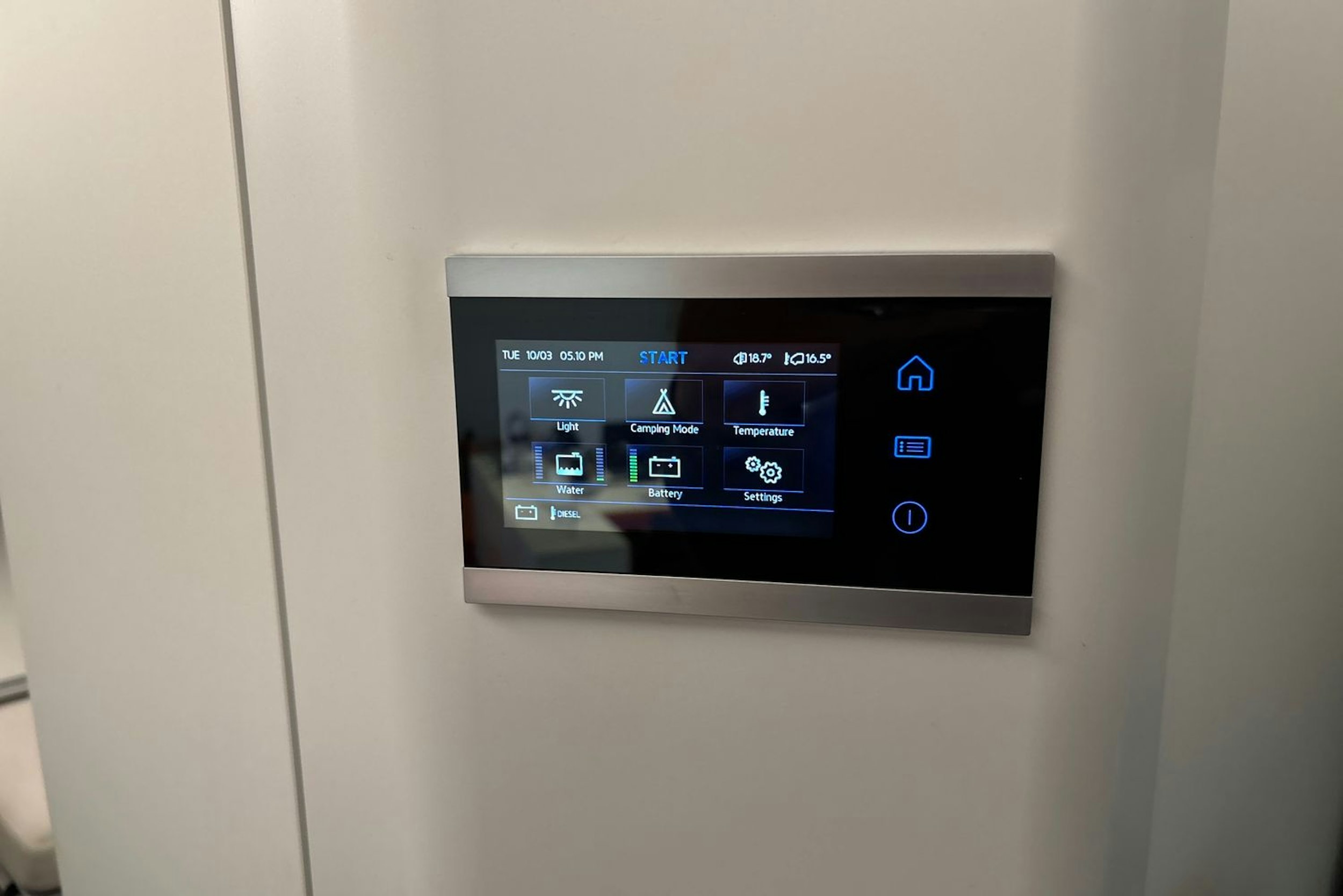 Harmaa Volkswagen Grand California 2023 kuva 16.