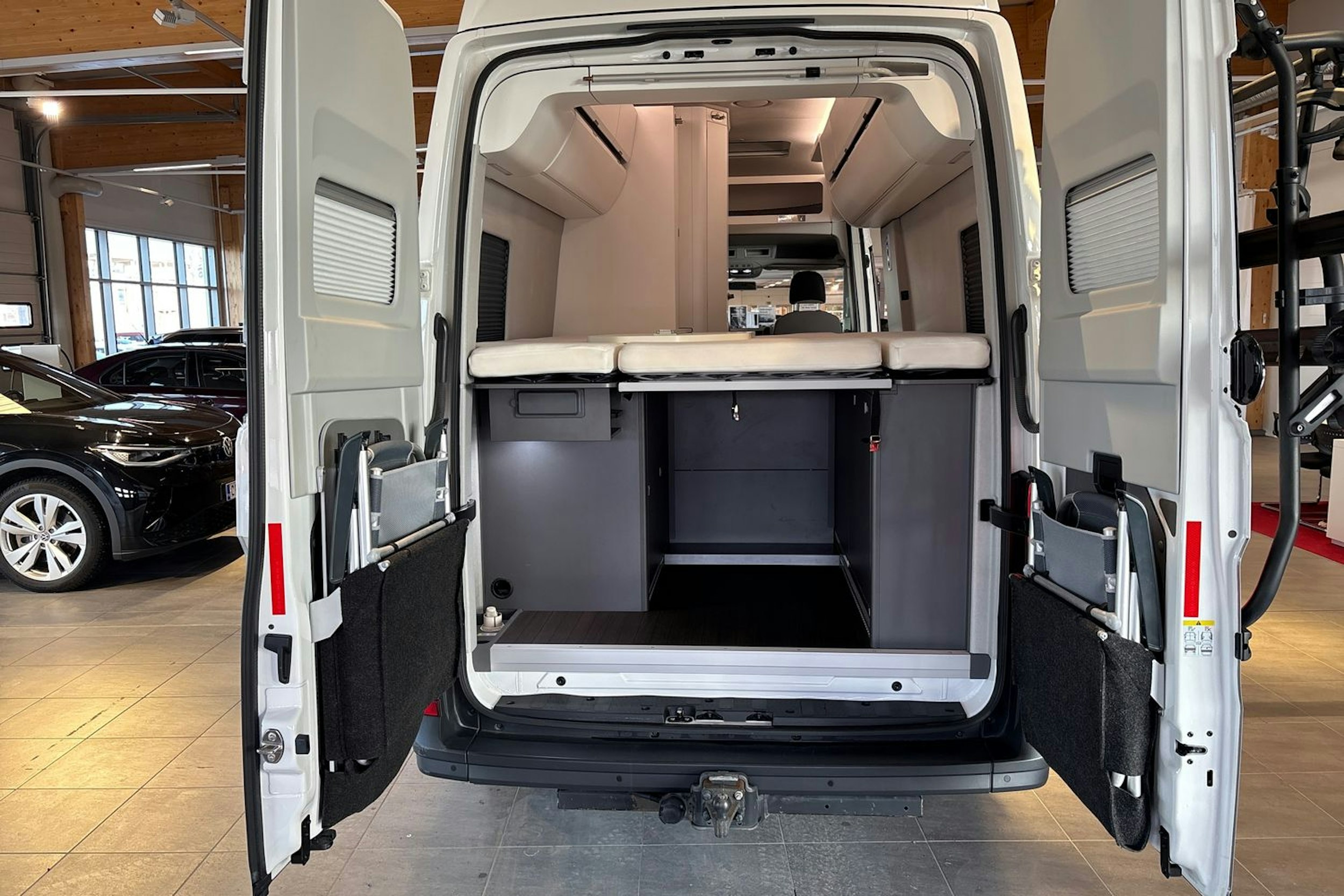 Harmaa Volkswagen Grand California 2023 kuva 21.