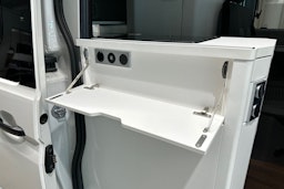 Valkoinen Volkswagen Grand California 2024 kuva 11.