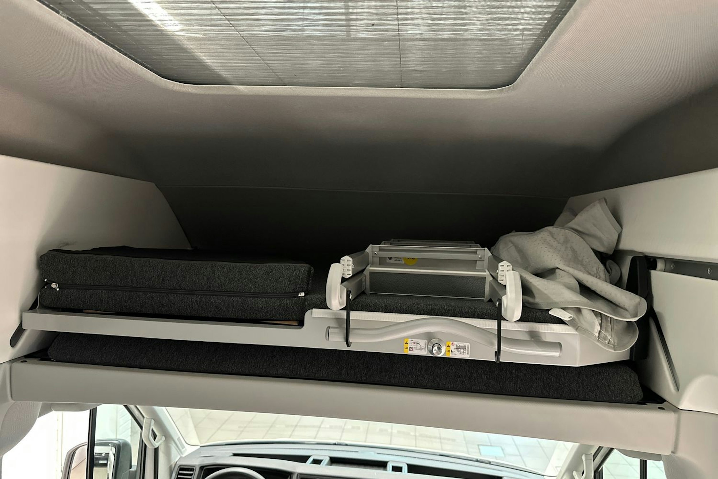 Valkoinen Volkswagen Grand California 2024 kuva 17.