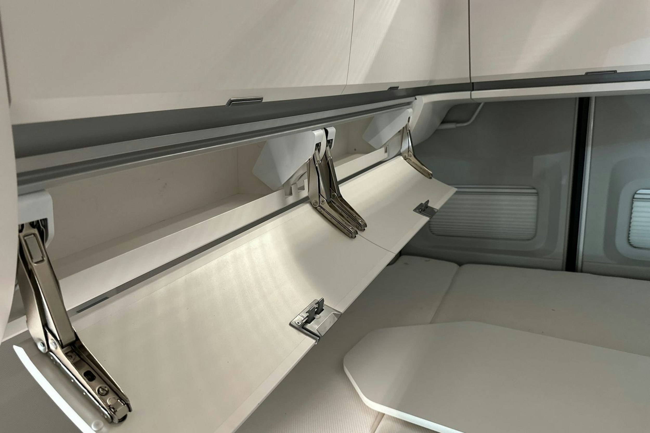 Valkoinen Volkswagen Grand California 2024 kuva 19.