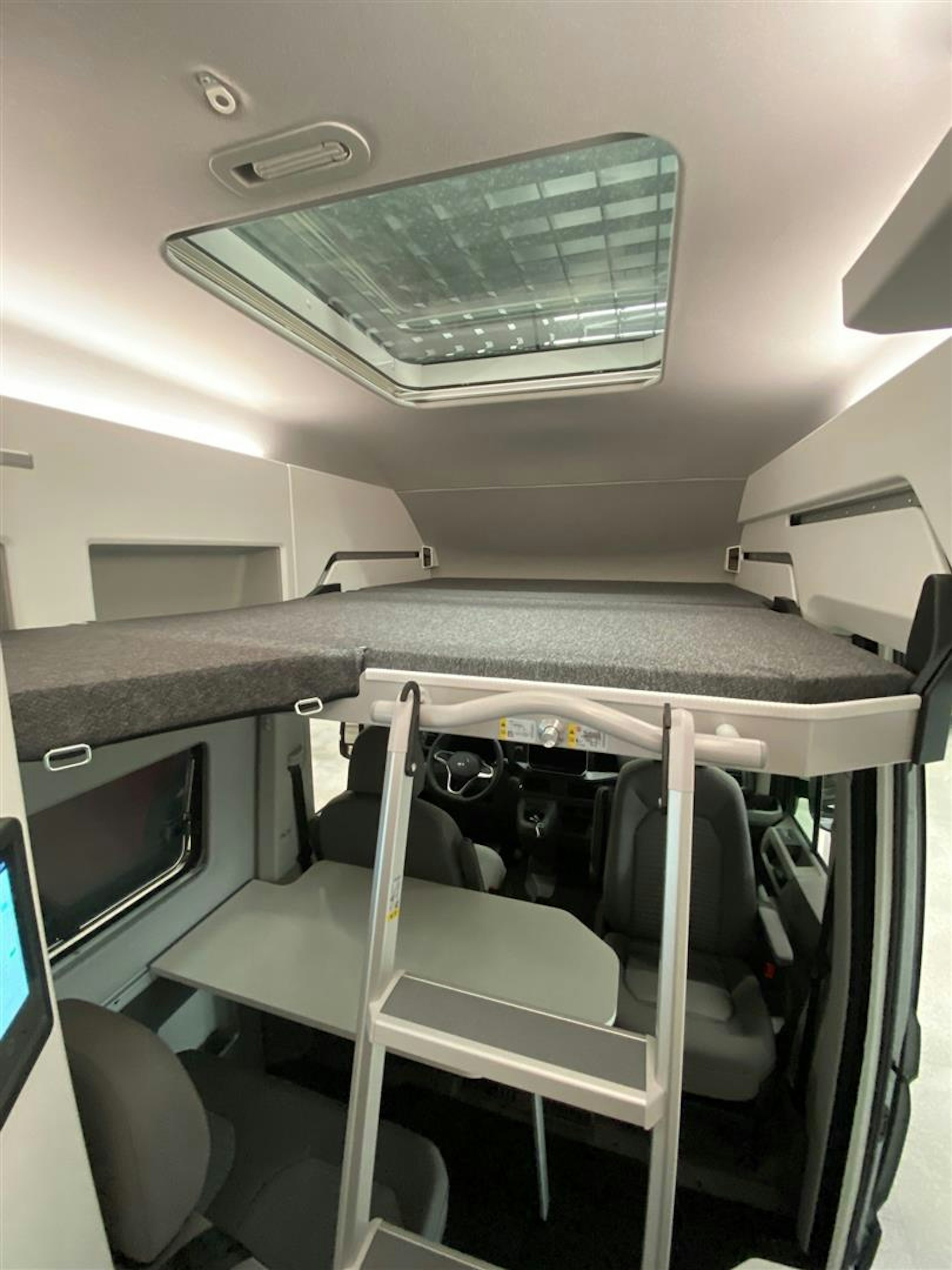 met. harmaa Volkswagen Grand California 2025 kuva 21.