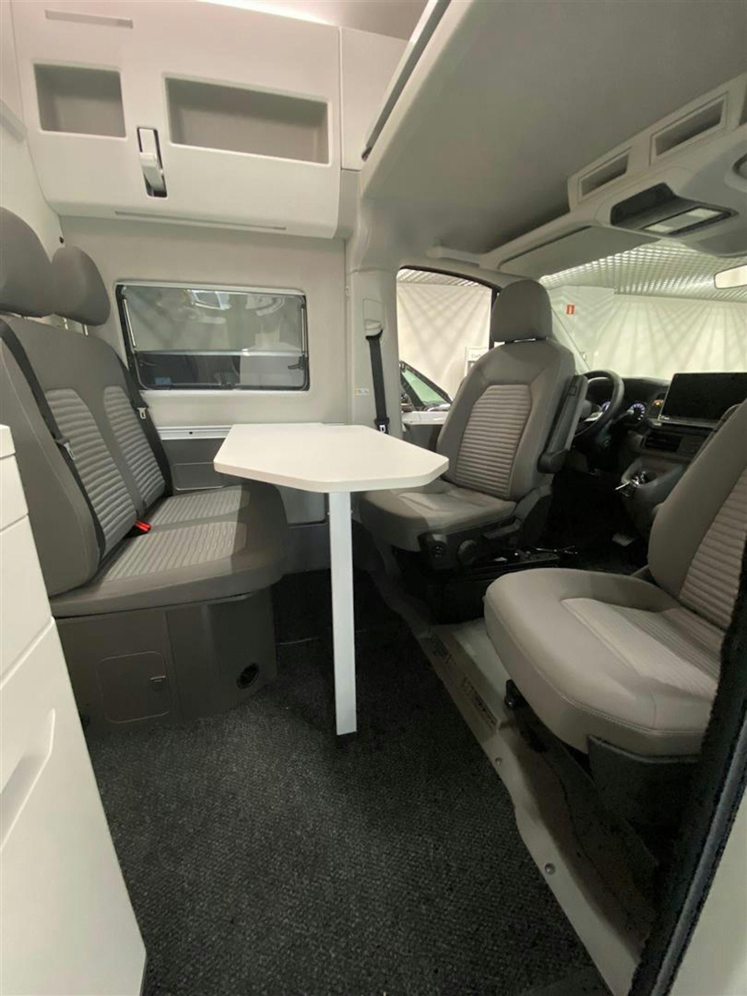 met. harmaa Volkswagen Grand California 2025 kuva 22.