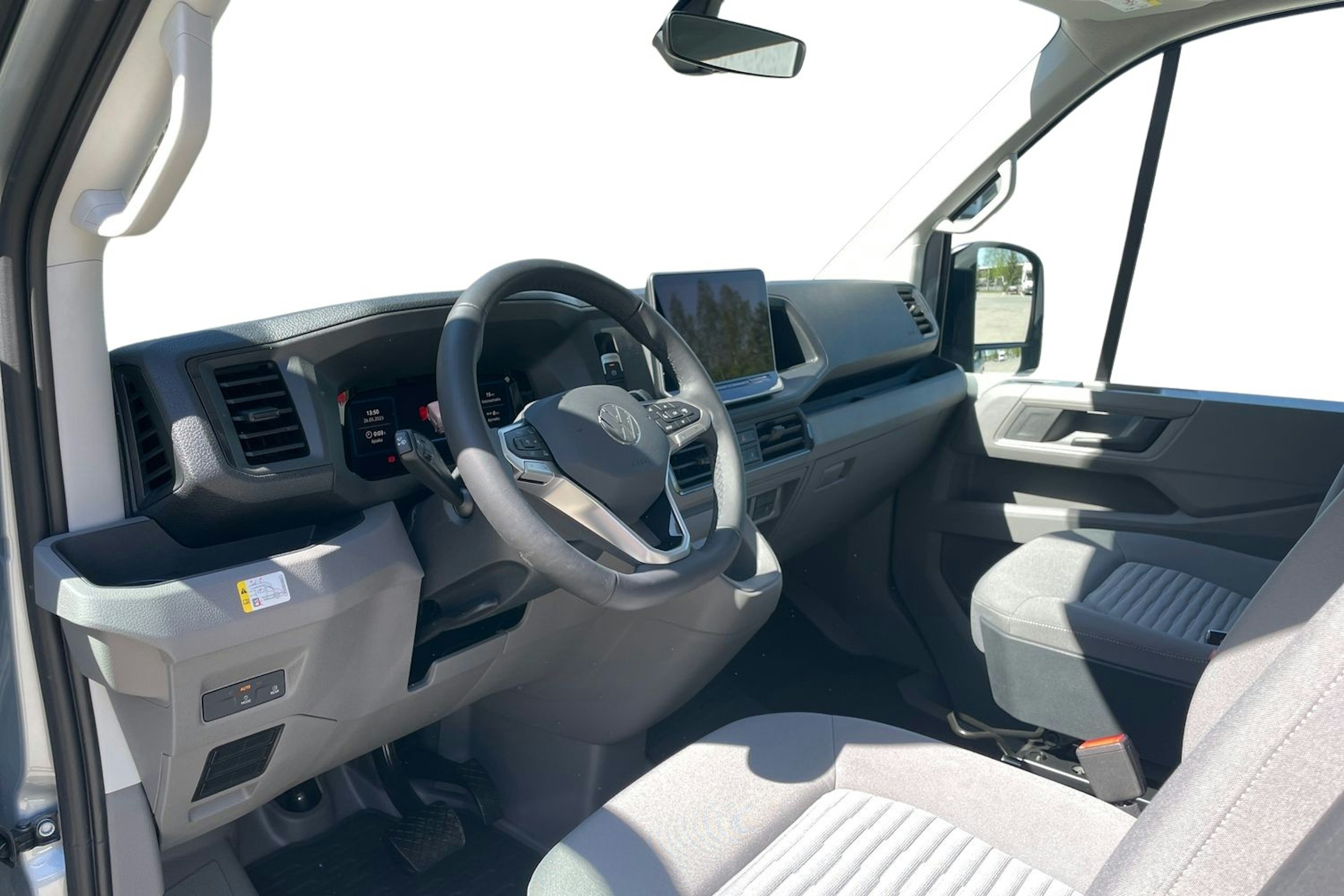 hopea metalliväri Volkswagen Grand California 2025 kuva 8.