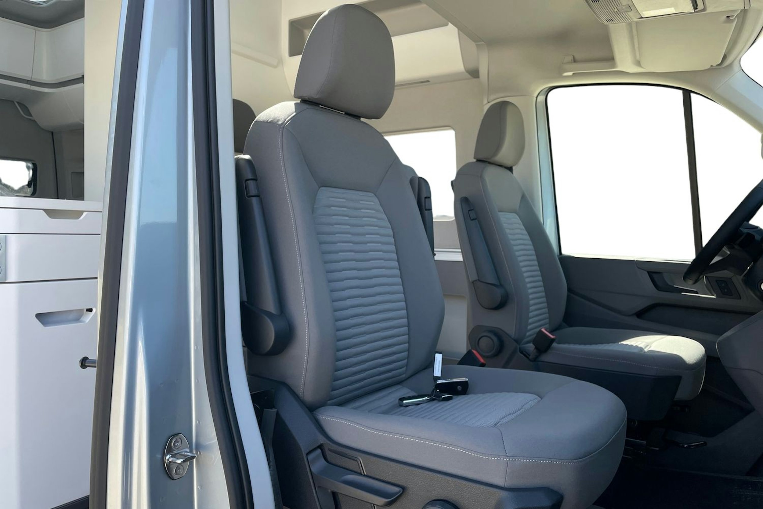 hopea metalliväri Volkswagen Grand California 2025 kuva 10.