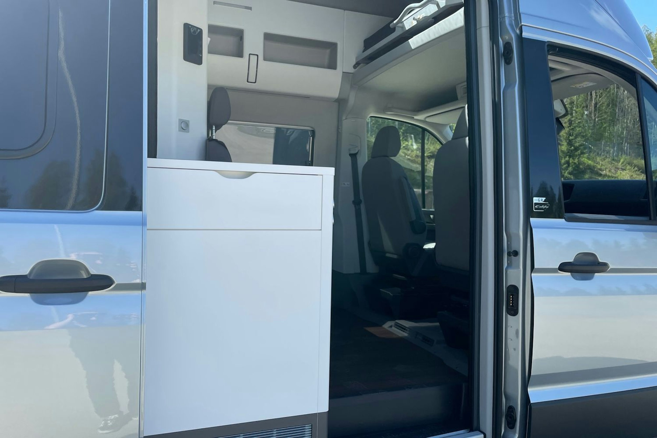 hopea metalliväri Volkswagen Grand California 2025 kuva 12.