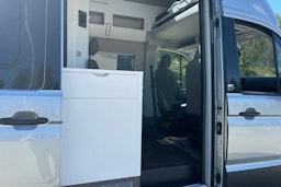hopea metalliväri Volkswagen Grand California 2025 kuva 12.