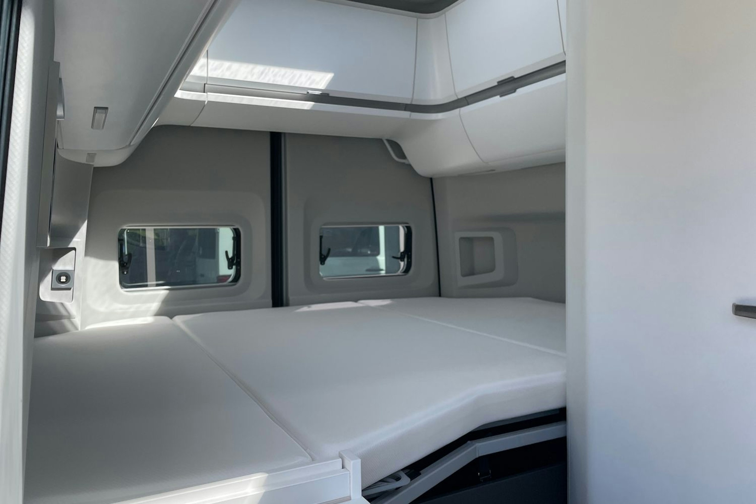 hopea metalliväri Volkswagen Grand California 2025 kuva 13.