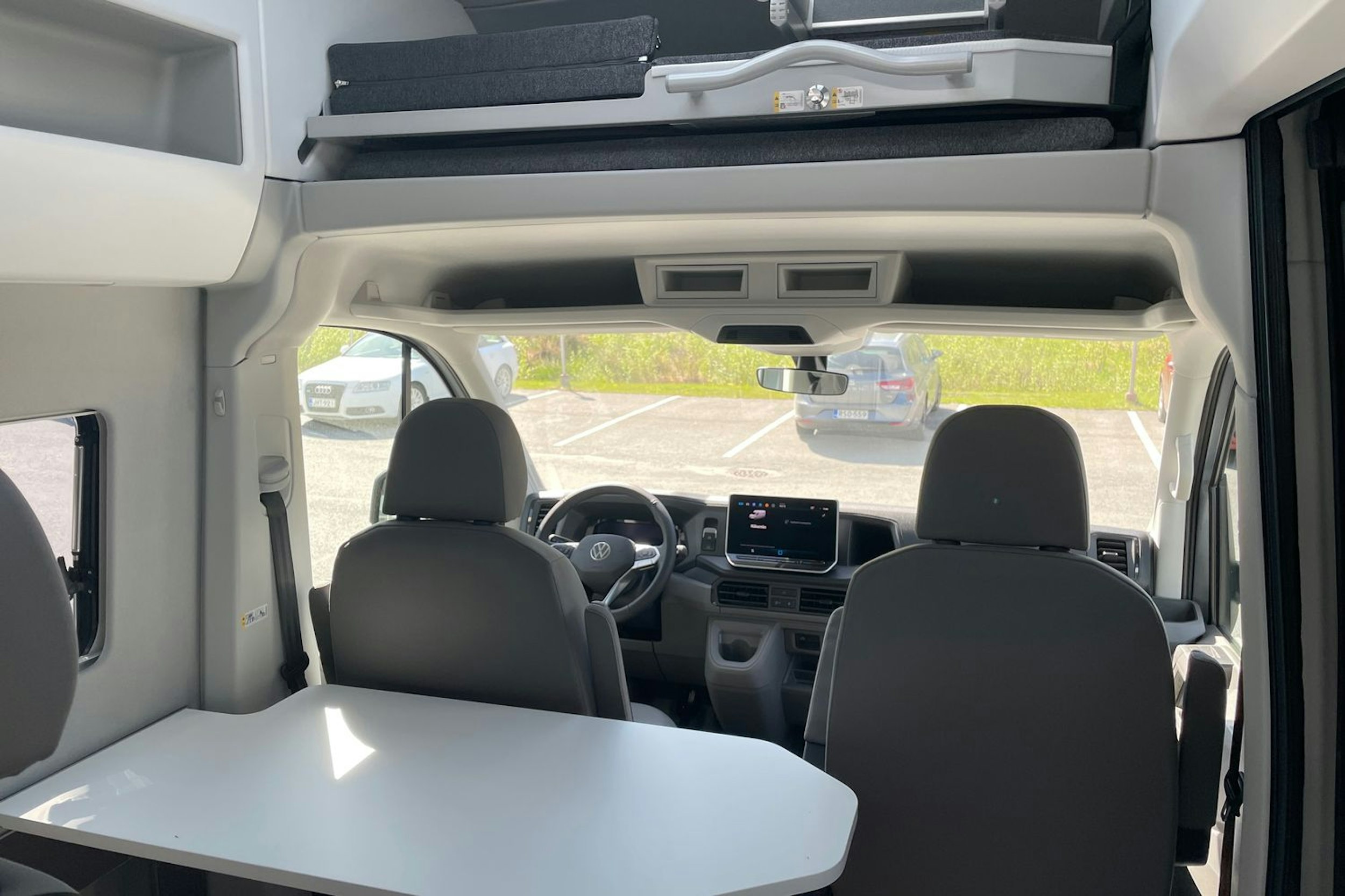 hopea metalliväri Volkswagen Grand California 2025 kuva 14.