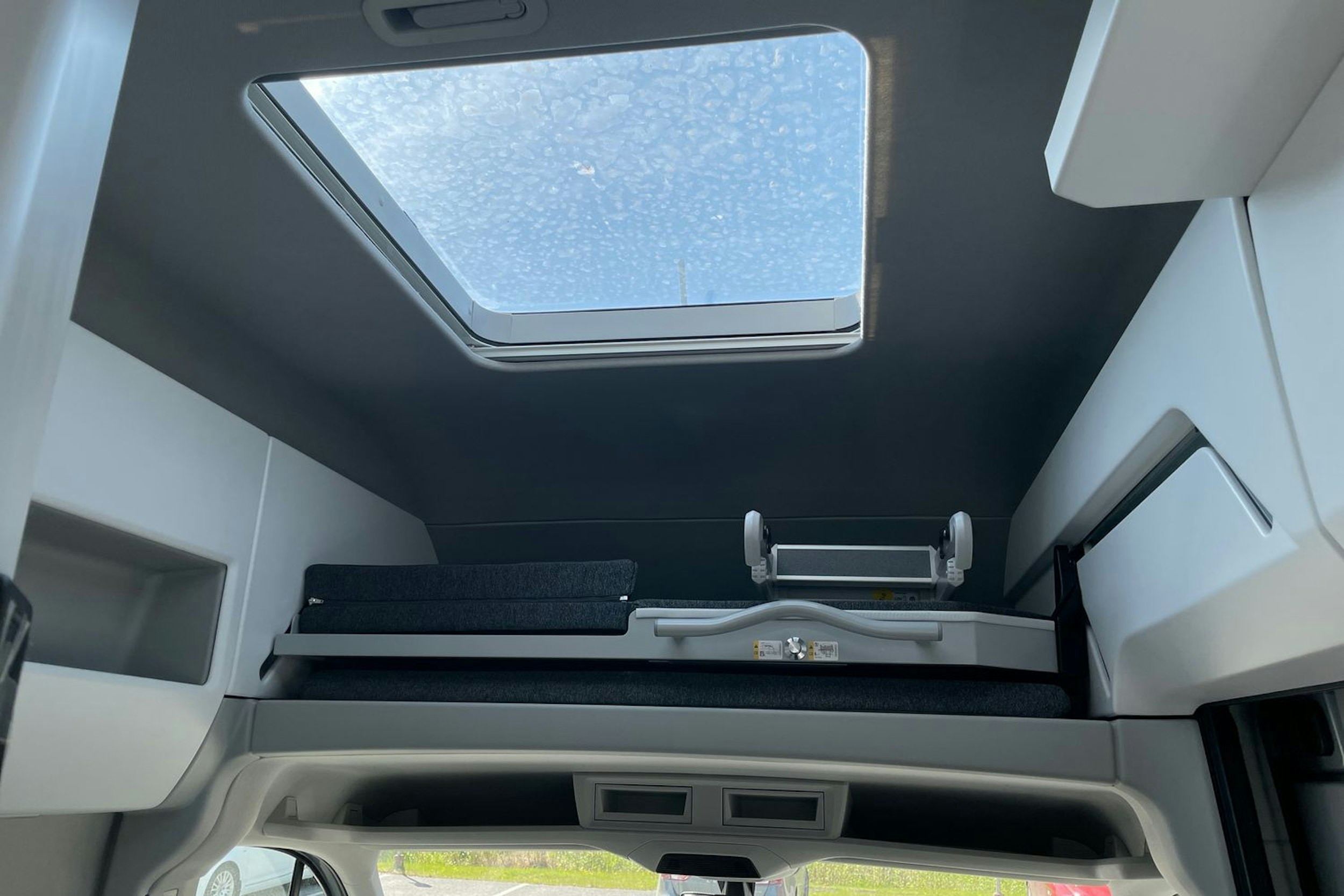 hopea metalliväri Volkswagen Grand California 2025 kuva 15.