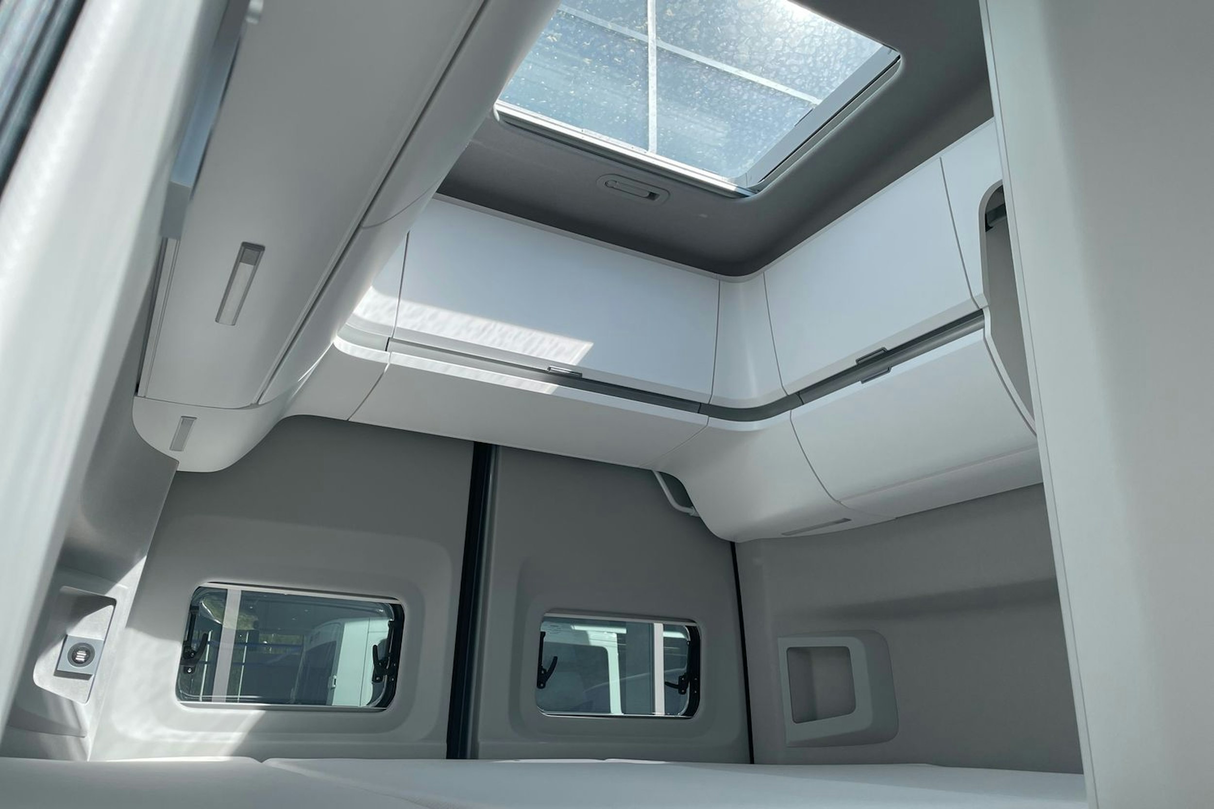 hopea metalliväri Volkswagen Grand California 2025 kuva 16.