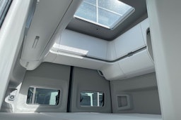hopea metalliväri Volkswagen Grand California 2025 kuva 16.