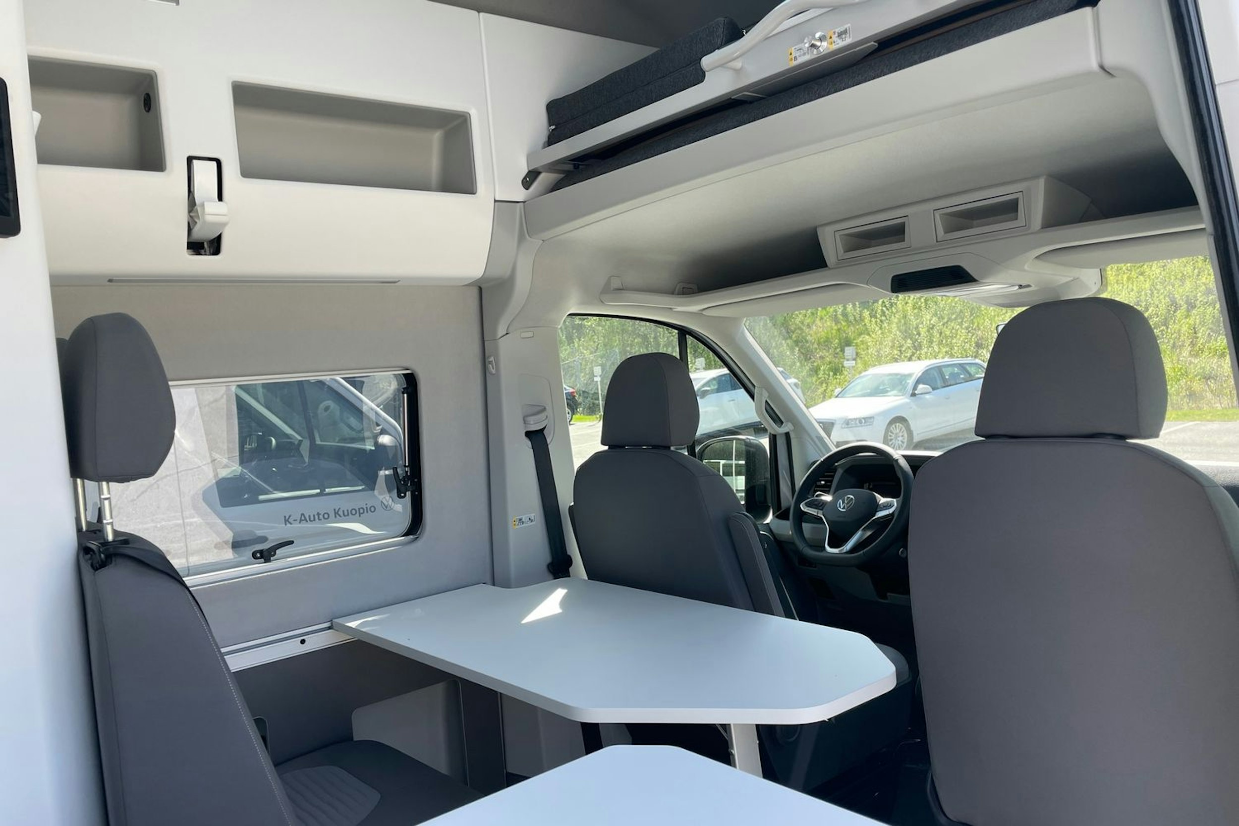 hopea metalliväri Volkswagen Grand California 2025 kuva 17.