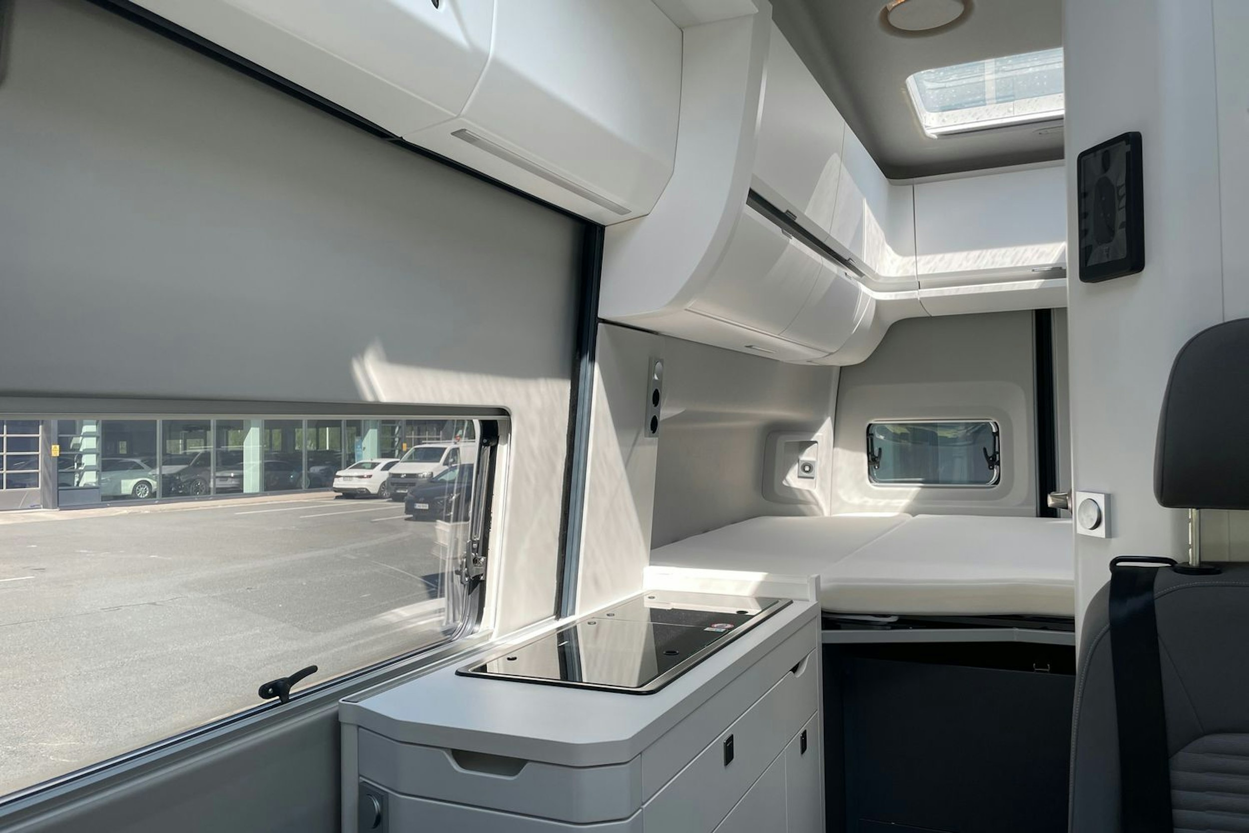 hopea metalliväri Volkswagen Grand California 2025 kuva 18.