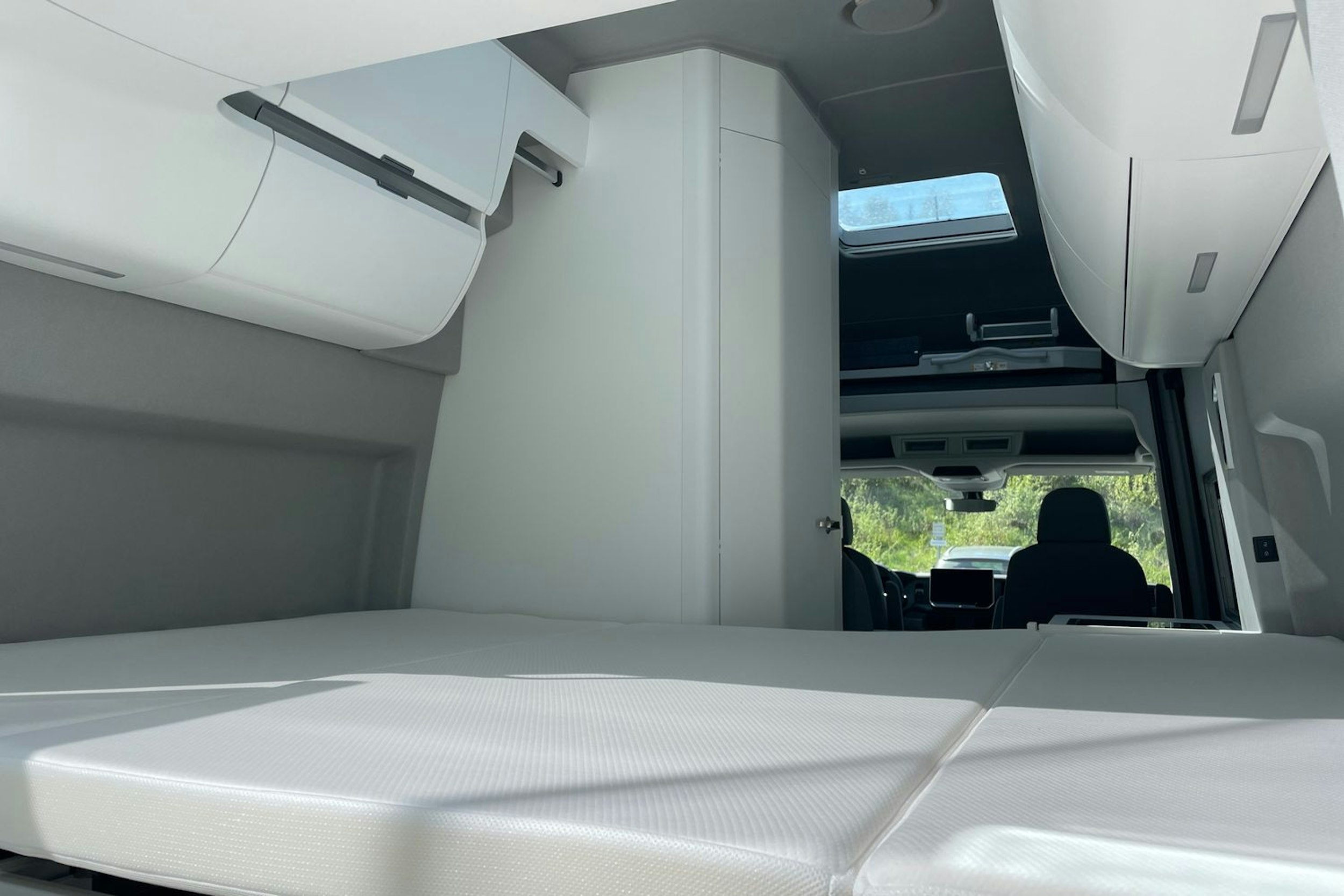 hopea metalliväri Volkswagen Grand California 2025 kuva 20.