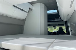 hopea metalliväri Volkswagen Grand California 2025 kuva 20.