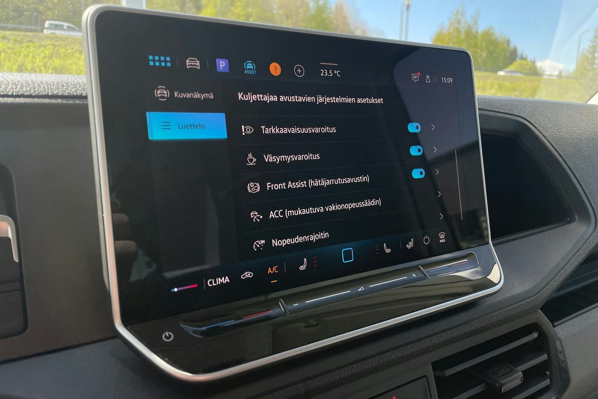 hopea metalliväri Volkswagen Grand California 2025 kuva 23.