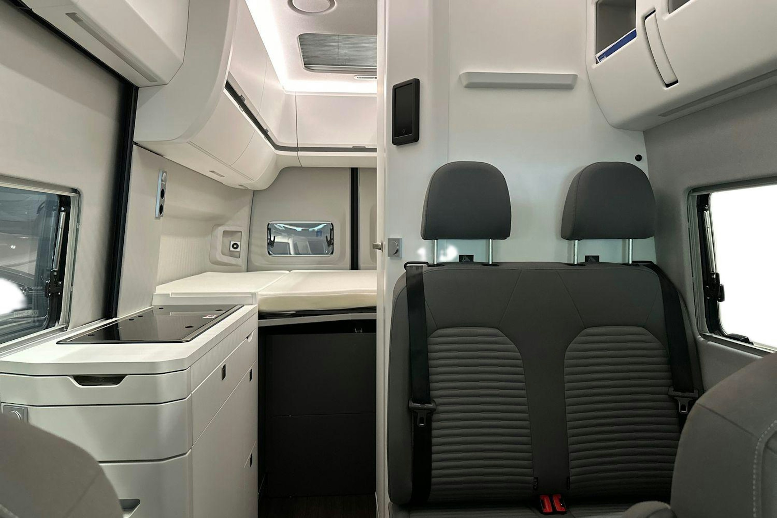 harmaa Volkswagen Grand California 2025 kuva 8.