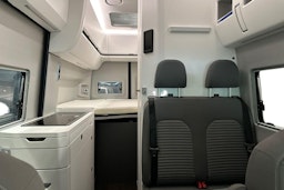 harmaa Volkswagen Grand California 2025 kuva 8.