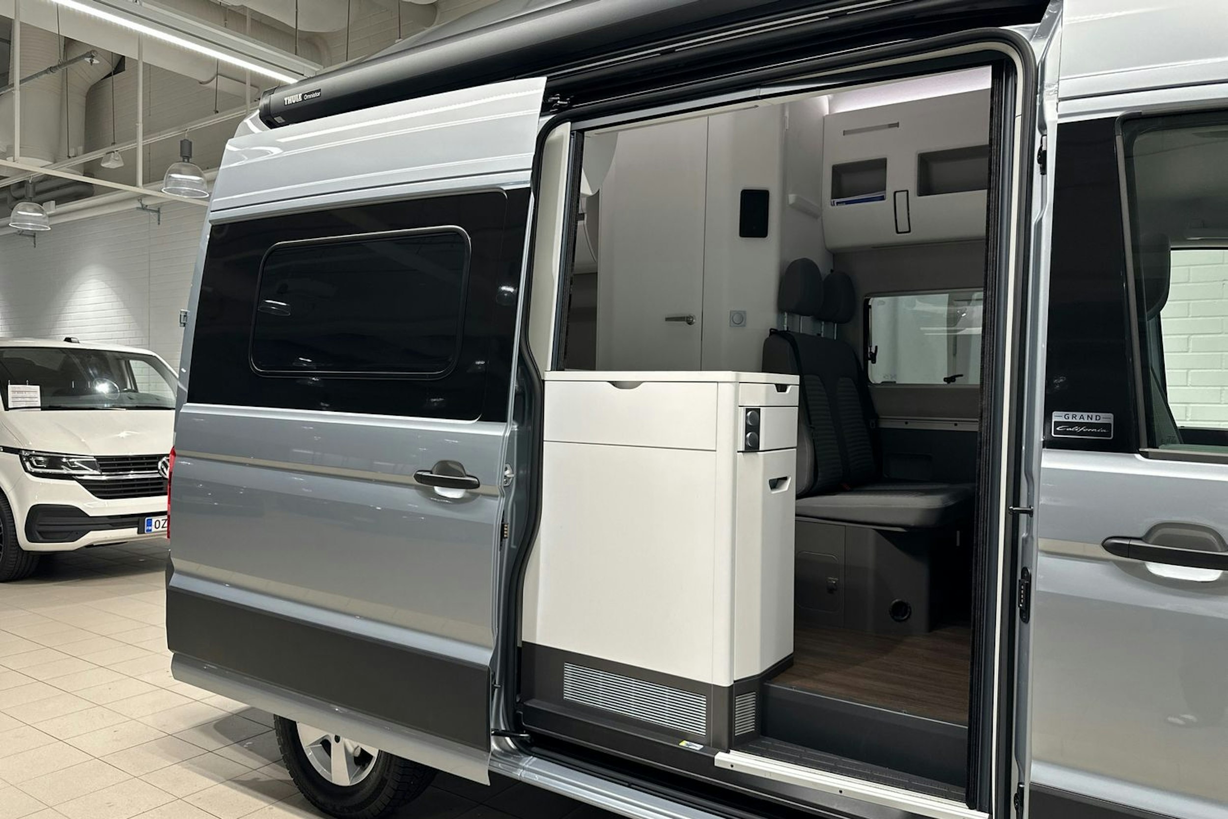 harmaa Volkswagen Grand California 2025 kuva 16.
