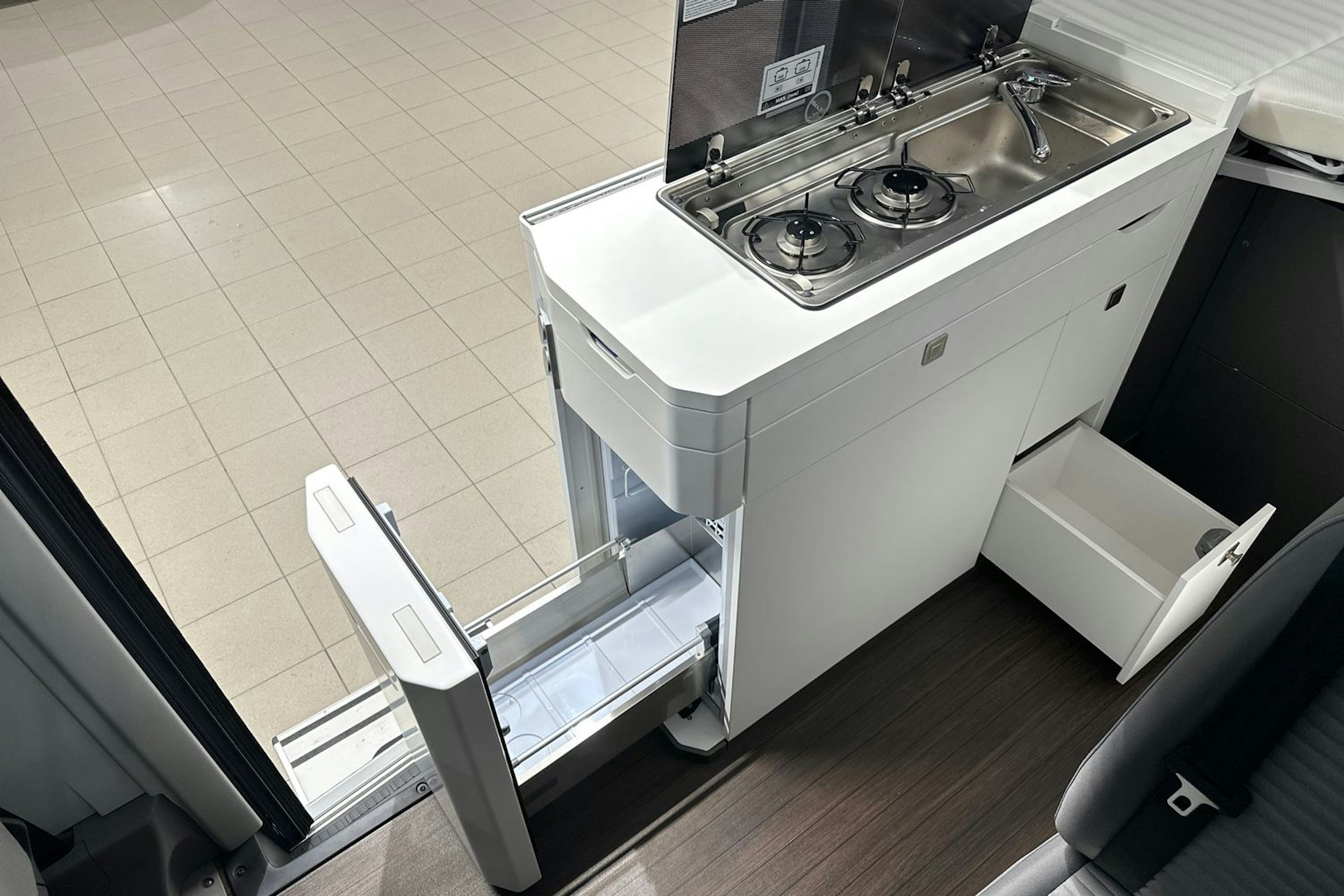 harmaa Volkswagen Grand California 2025 kuva 18.