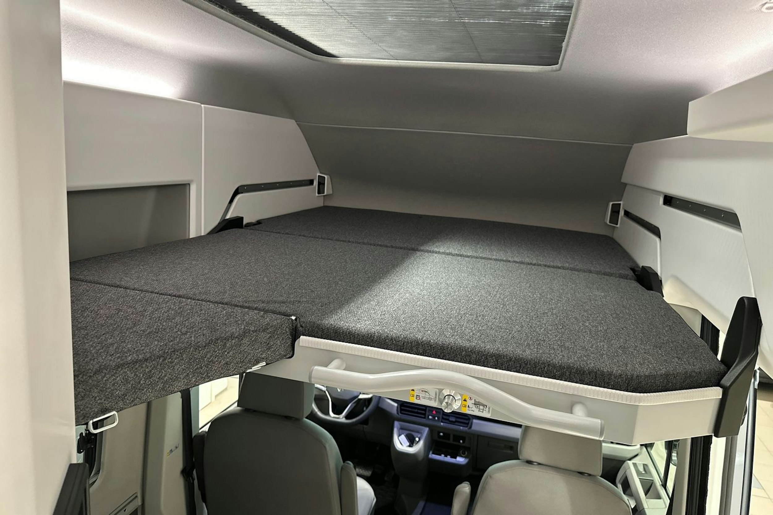 harmaa Volkswagen Grand California 2025 kuva 20.