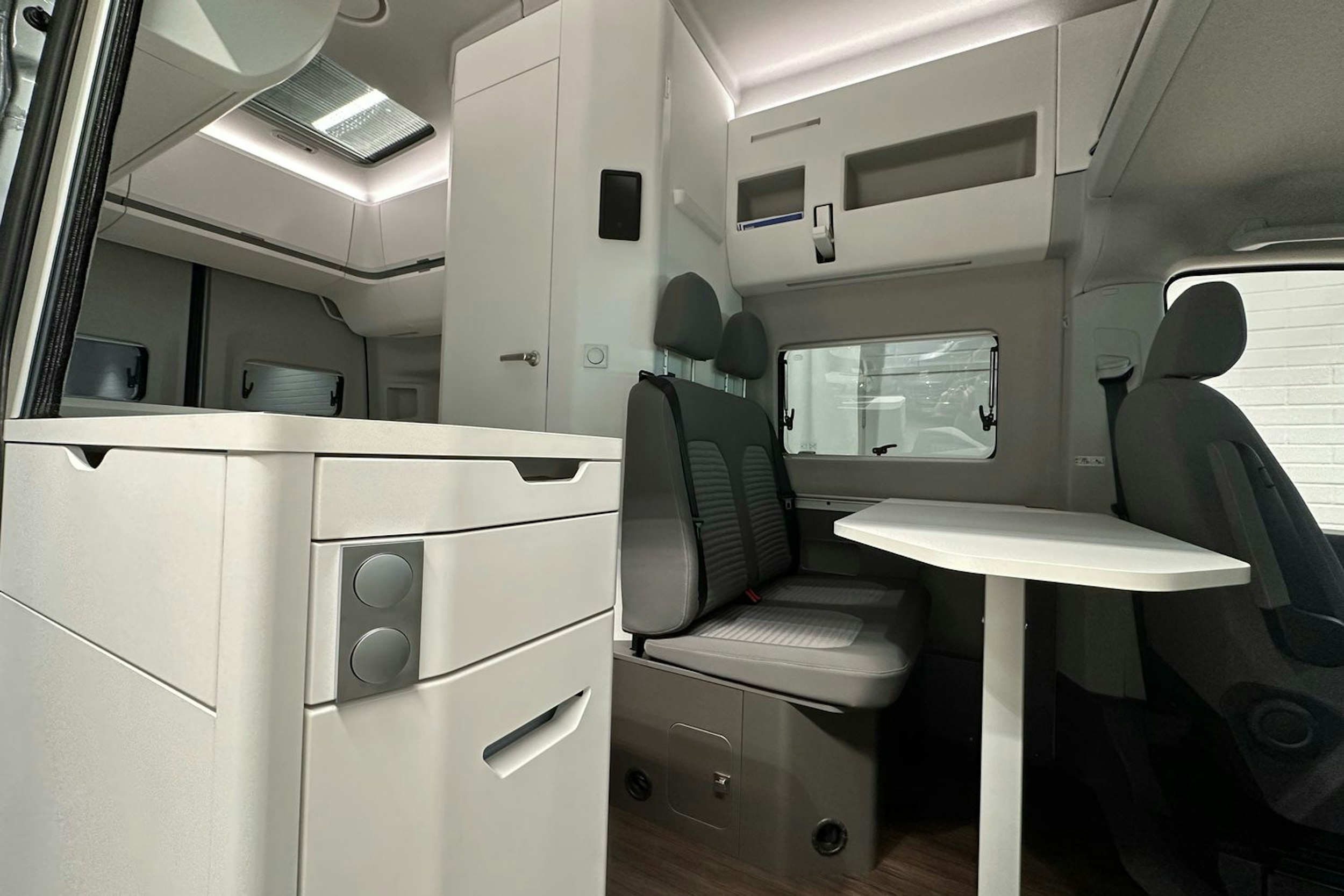 harmaa Volkswagen Grand California 2025 kuva 22.